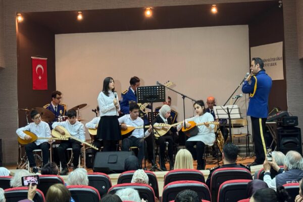 İstanbul’da polis ve ortaokul öğrencileri huzurevinde konser verdi haberi