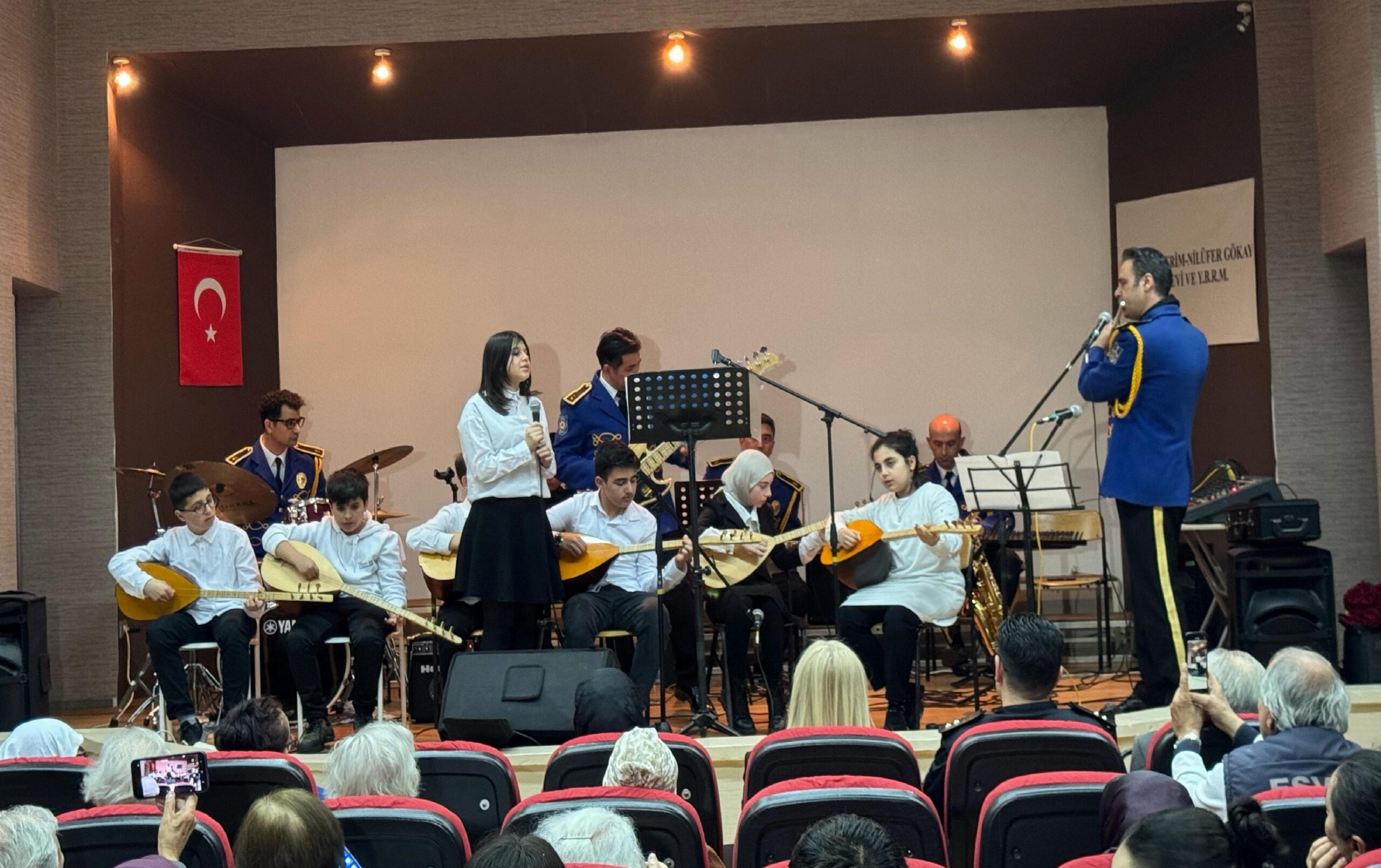 istanbulda-polis-ve-ortaokul-ogrencileri-huzurevinde-konser-verdi-haberi-bbbUgcQM.jpg