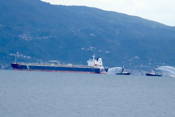 İzmit Körfezi’nde, ham petrol tankerinin makine dairesinde çıkan yangın kontrol altına alındı haberi