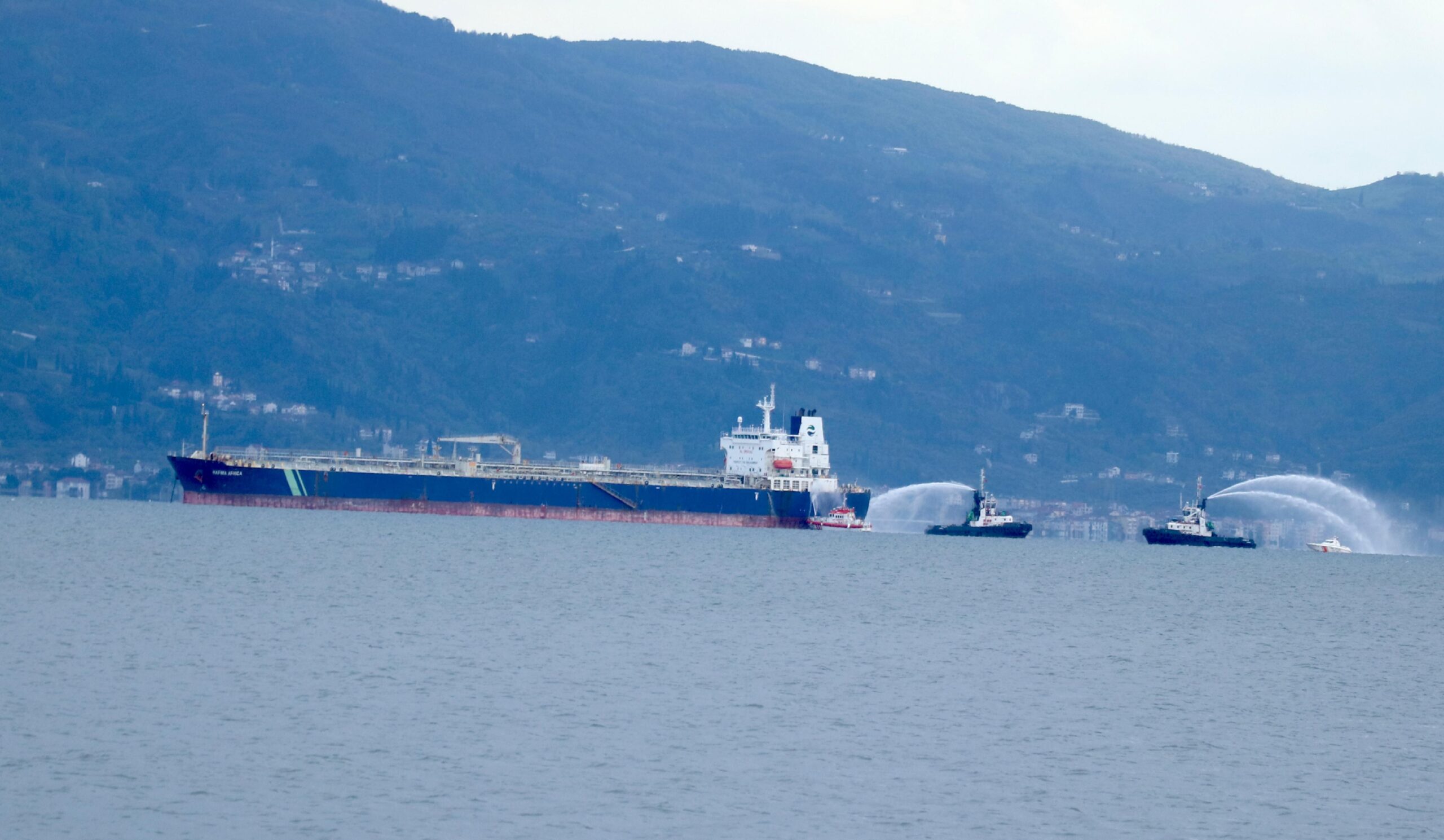 izmit-korfezinde-ham-petrol-tankerinin-makine-dairesinde-cikan-yangin-kontrol-altina-alindi-haberi-jPLETxIp.jpg
