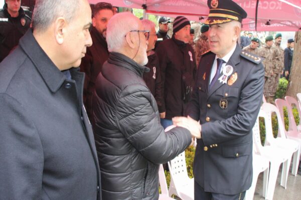 Kocaeli Emniyet Müdürü Karaduman, şehitliği ziyaret etti haberi