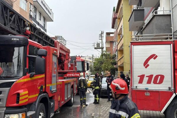 Kocaeli’de 4 katlı binada çıkan yangında çatı kullanılamaz hale geldi haberi