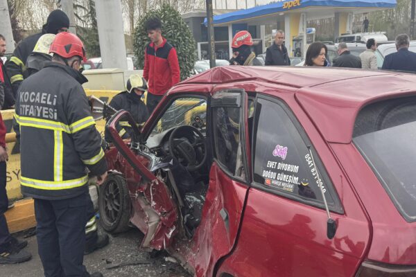 Kocaeli’de ambulansla çarpışan otomobildeki 2 kişi yaralandı haberi