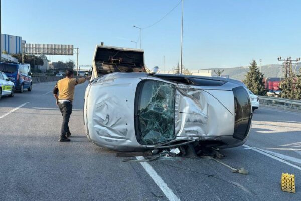 Kocaeli’de bariyere çarpıp devrilen otomobildeki 2 kişi yaralandı haberi