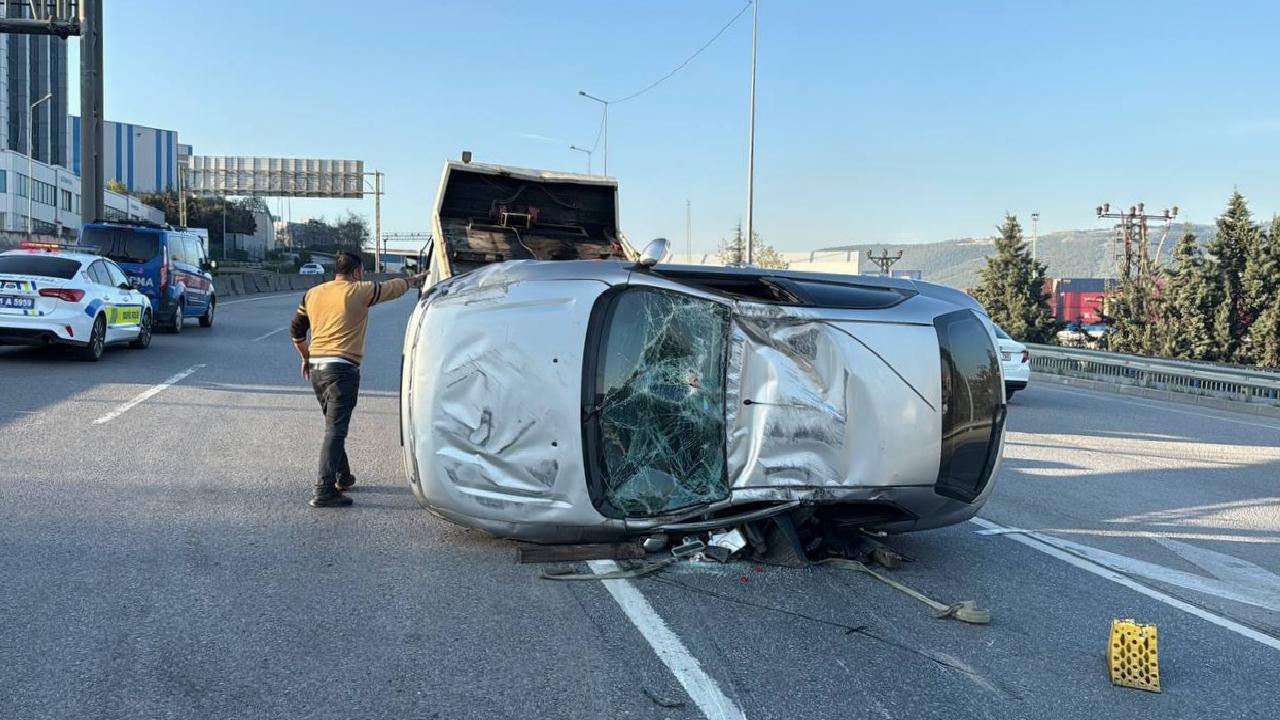 kocaelide-bariyere-carpip-devrilen-otomobildeki-2-kisi-yaralandi-haberi-ZS4pxZx3.jpg