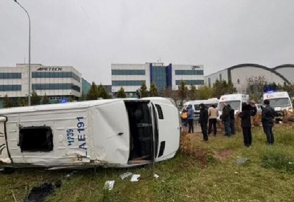 Kocaeli’de devrilen servis minibüsündeki 2 kişi yaralandı haberi