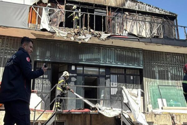 Kocaeli’de iş yerinde çıkan yangında 1 kişi dumandan etkilendi haberi