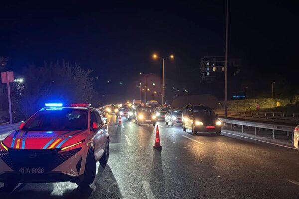 Kocaeli’de otomobille minibüsün çarpıştığı kazada, 2 kişi yaralandı haberi