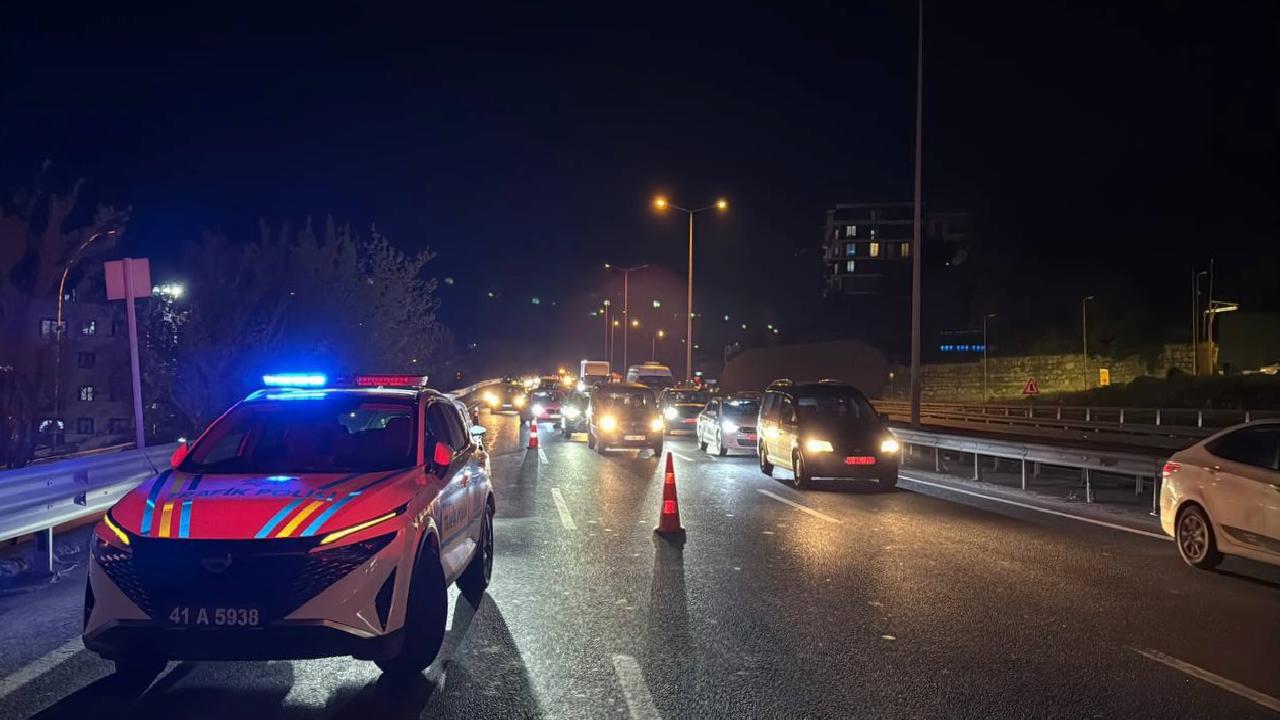 kocaelide-otomobille-minibusun-carpistigi-kazada-2-kisi-yaralandi-haberi-UK8W7KHf.jpg