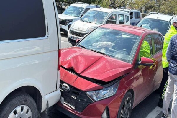 Kocaeli’de zincirleme trafik kazasında 2 kişi yaralandı haberi