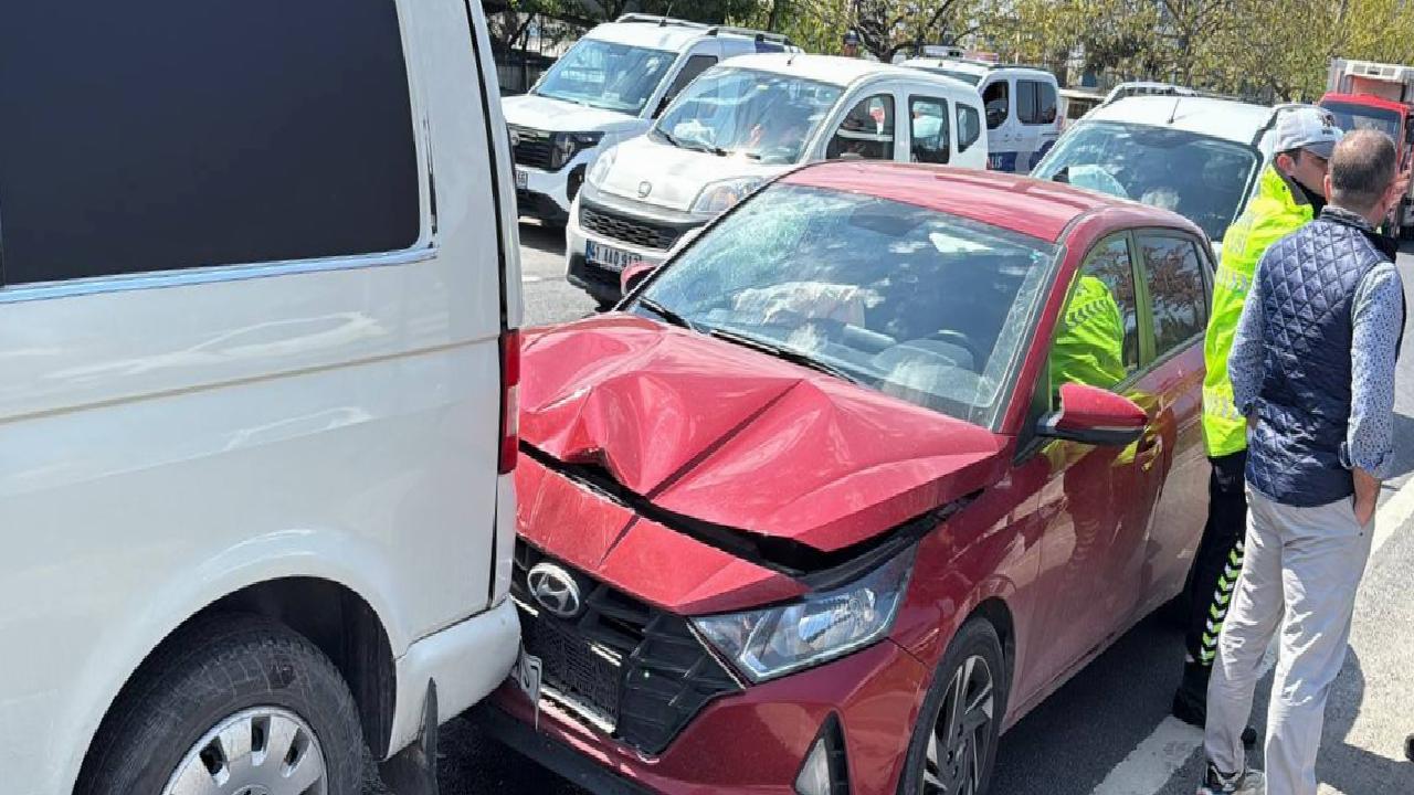 kocaelide-zincirleme-trafik-kazasinda-2-kisi-yaralandi-haberi-DJdGyWBL.jpg