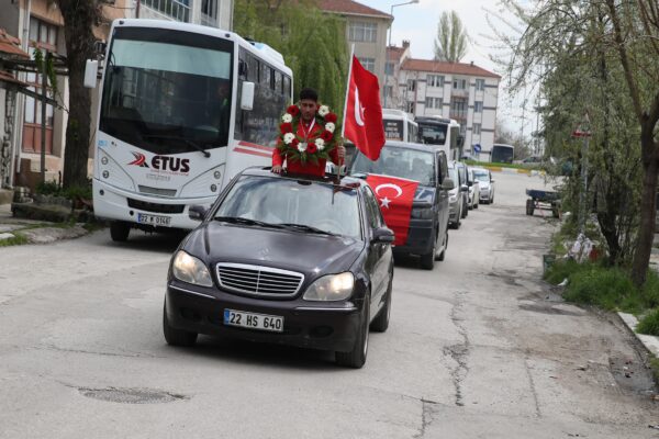 Kütahya’daki şampiyonada Türkiye 2’ncisi olan Edirneli güreşçi mahallesinde davul zurnayla karşılandı haberi