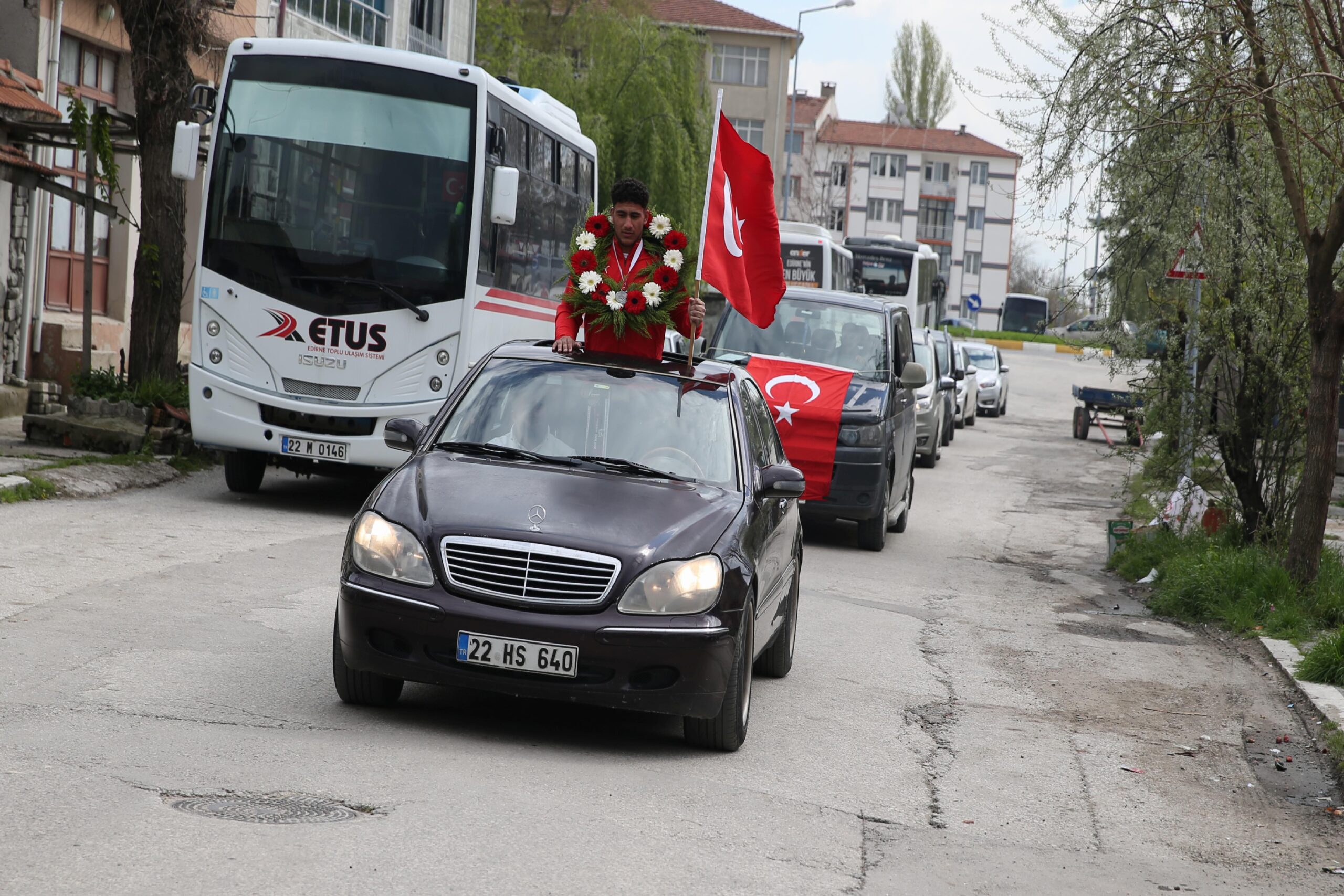 kutahyadaki-sampiyonada-turkiye-2ncisi-olan-edirneli-guresci-mahallesinde-davul-zurnayla-karsilandi-haberi-jkxGrCXO.jpg