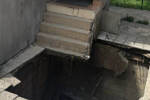 Pendik’te apartmanın girişindeki zemin kısmen çöktü haberi