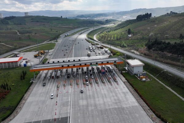 Ramazan Bayramı tatilinin son gününde İstanbul-İzmir Otoyolu’nda dönüş hareketliliği sürüyor haberi