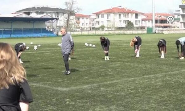 Sakarya Kadın Futbol Spor Kulübü, Süper Lig hayali için ter döküyor haberi