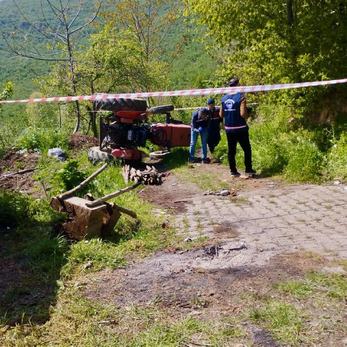 sakaryada-devrilen-traktorun-surucusu-hayatini-kaybetti-haberi-NJysb9CA.jpg