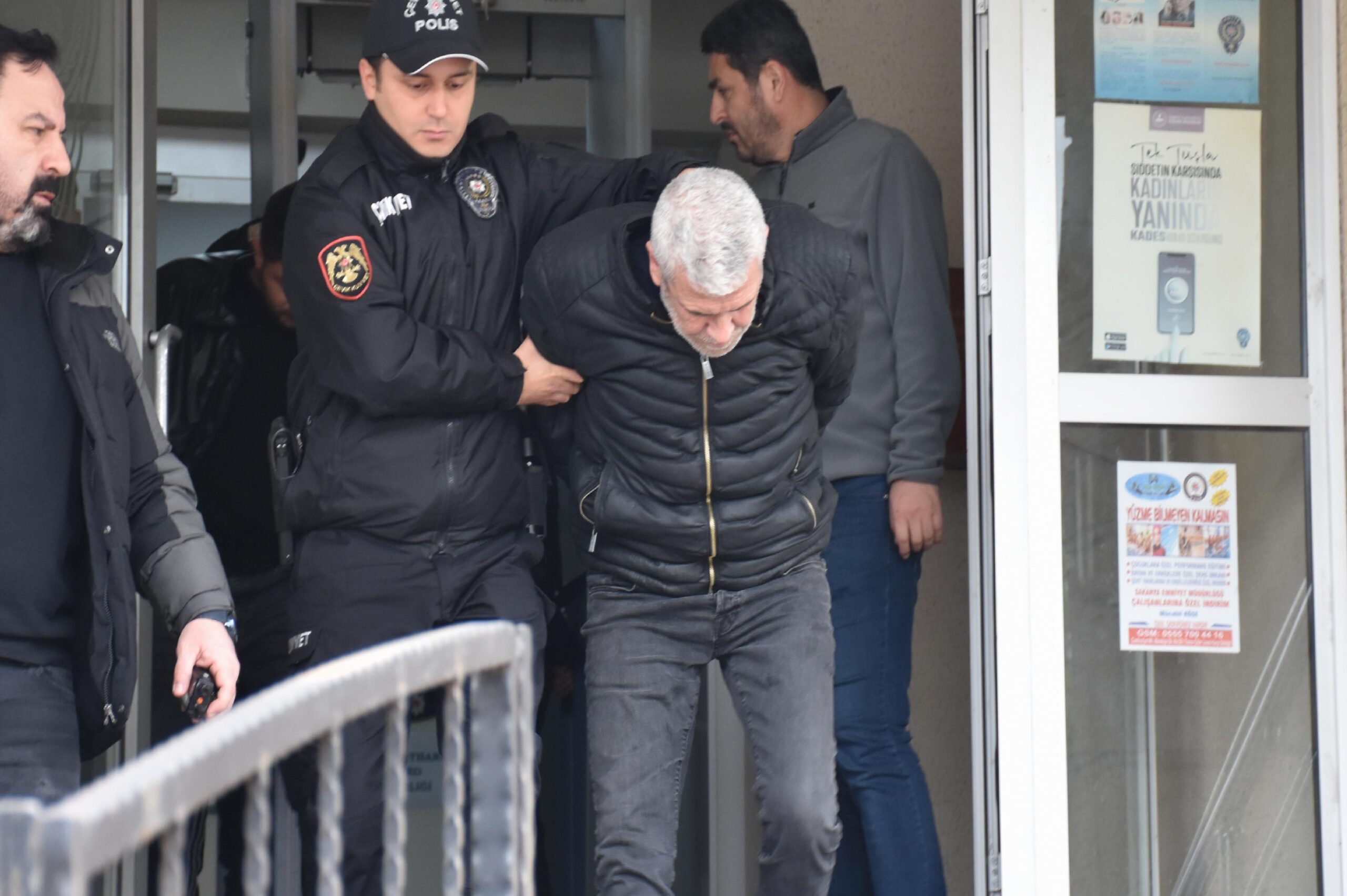 sakaryada-komsular-arasinda-cikan-silahli-kavgaya-iliskin-8-supheli-adliyede-haberi-HIs5WpIk.jpg