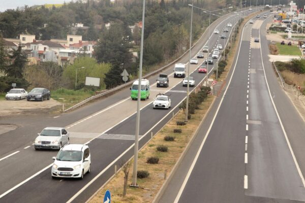 Tekirdağ-İstanbul kara yolunda bayram tatilinin son gününde dönüş yoğunluğu yaşanıyor haberi