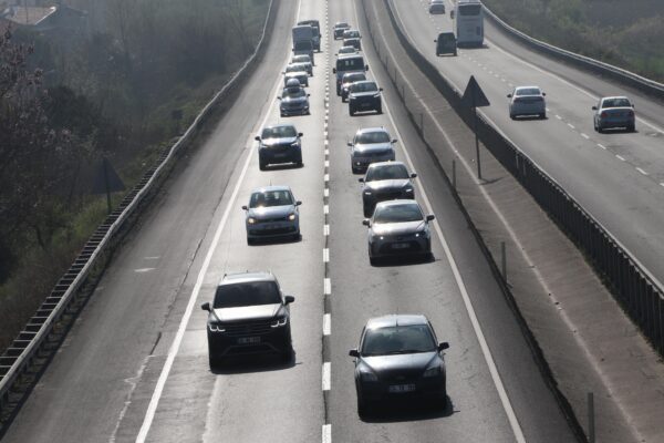 Tekirdağ-İstanbul yolunda bayram tatili dönüşü hareketliliği devam ediyor haberi