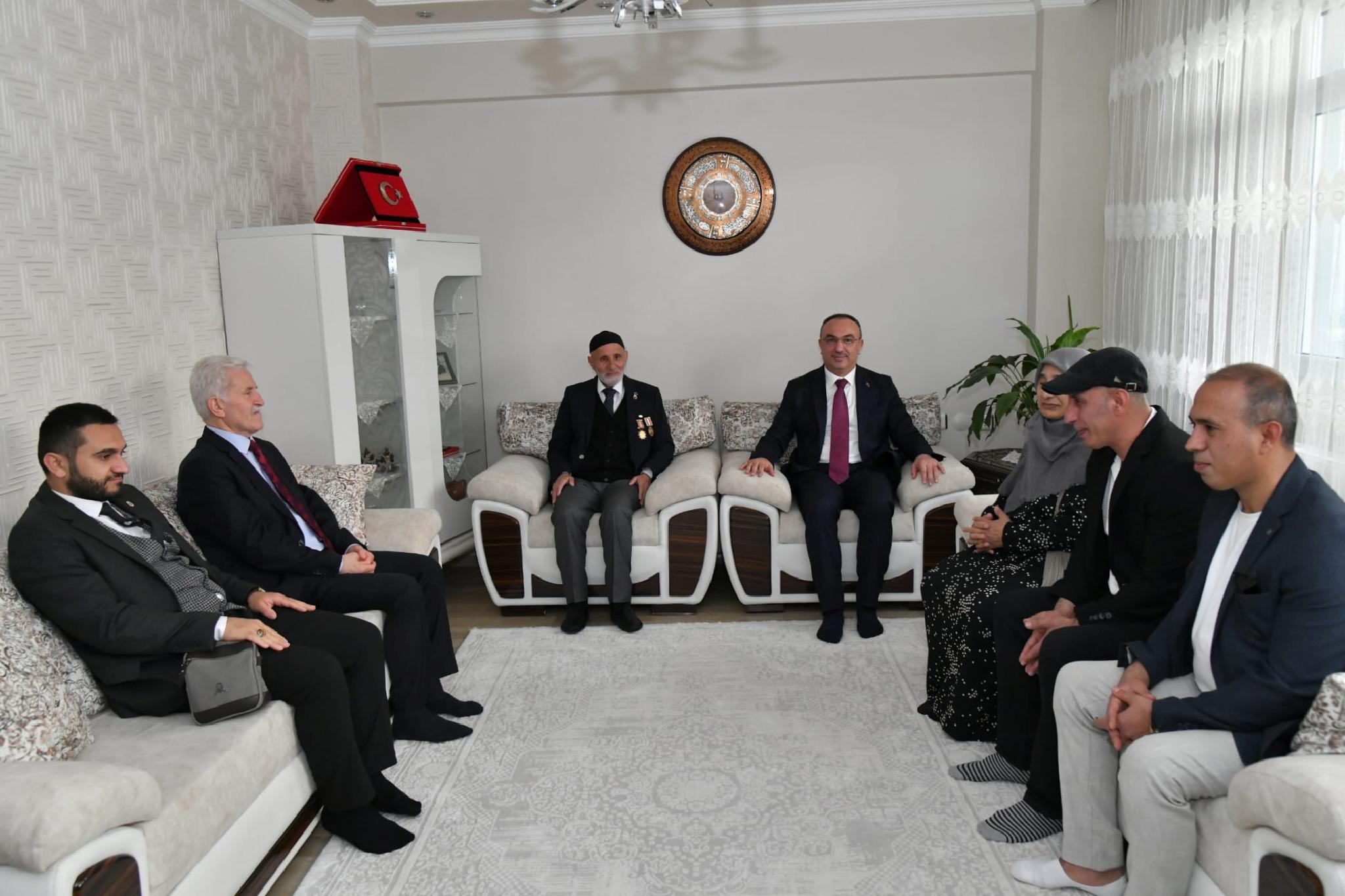 tekirdag-valisi-soyturk-bayram-ziyaretlerinde-bulundu-haberi-NLczljxD.jpg