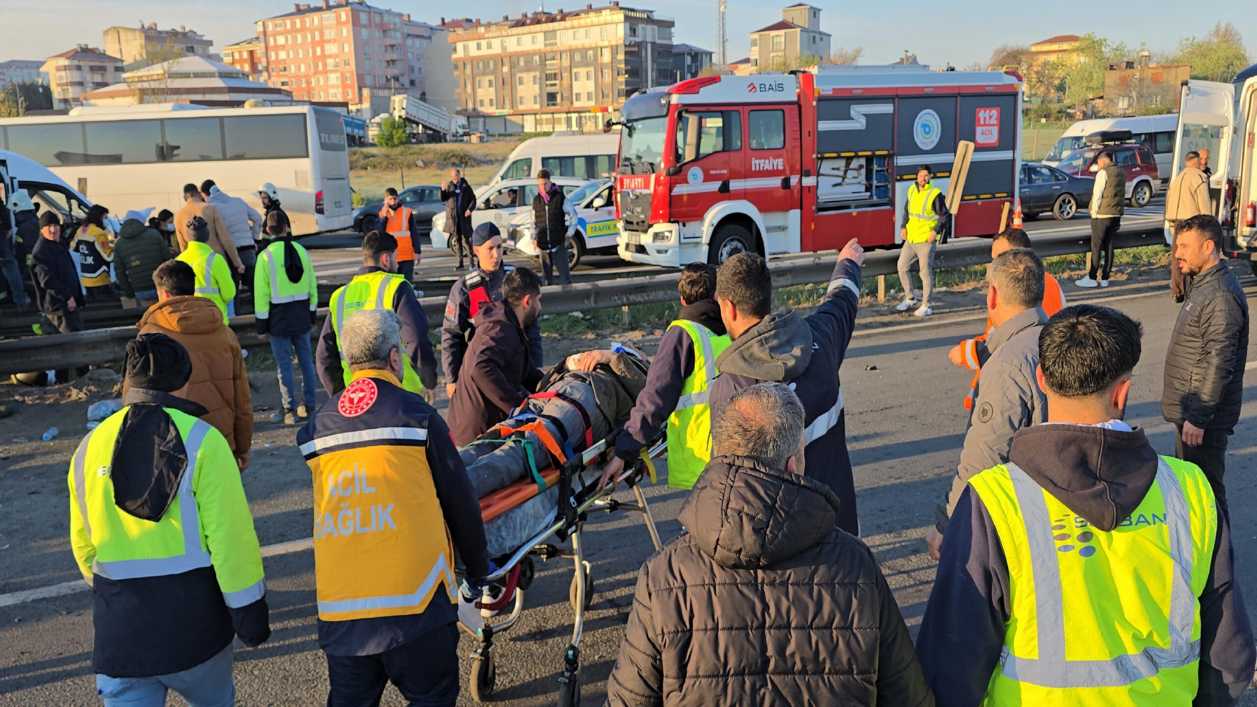 tekirdagda-2-isci-servisinin-carpistigi-kazada-18-kisi-yaralandi-haberi-tkXueR6W.jpg