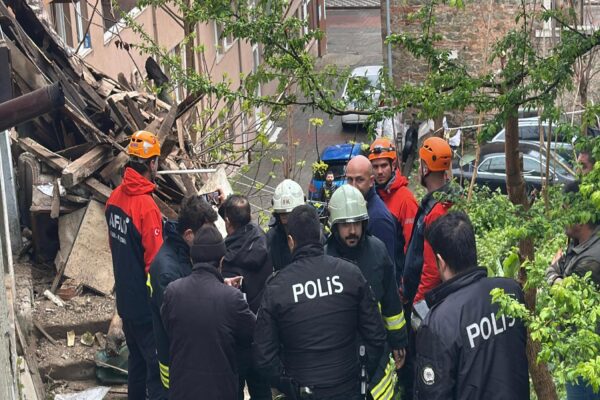 Tekirdağ’da iki katlı metruk ahşap bina yağışın etkisiyle çöktü haberi