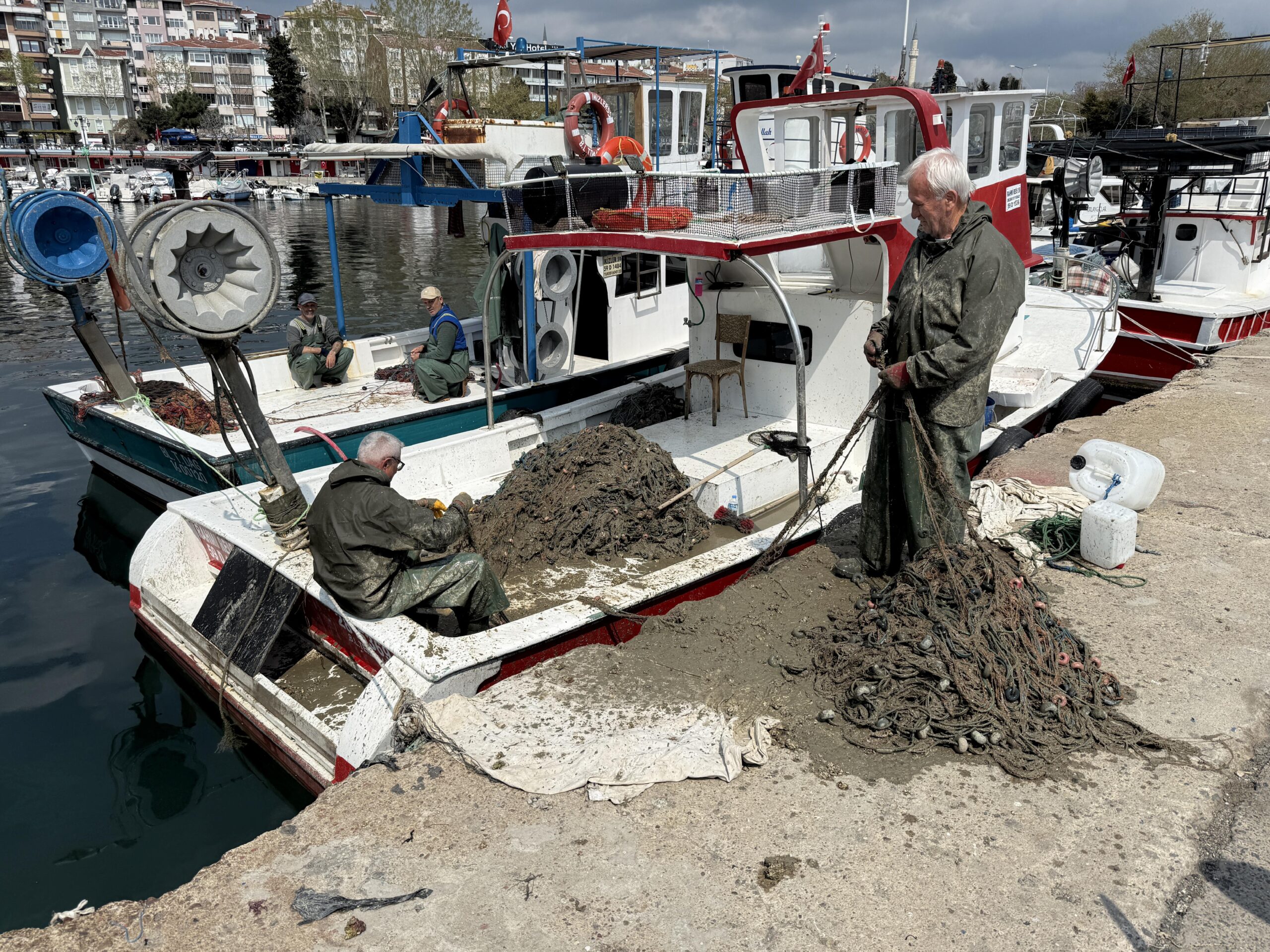 tekirdagda-kucuk-tekneli-balikcilar-musilaj-nedeniyle-avlanamiyor-haberi-fcY8bhxR.jpg