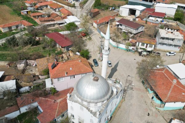 Tekirdağ’da leylekler 10 yıldır aynı cami kubbesine yuva yapıyor haberi