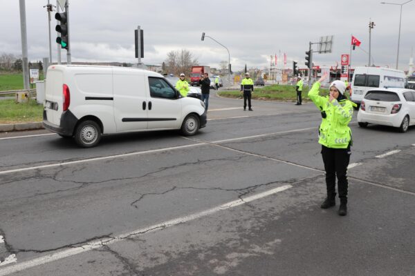 Tekirdağ’da polisler bayram tedbirleri kapsamında trafik denetimlerini sürdürüyor haberi