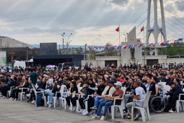 Teksüt Bandırmaspor-Kocaelispor maçı meydana kurulan dev ekrandan izlendi haberi