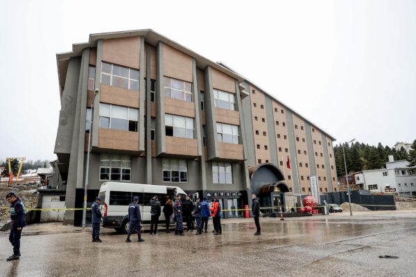 Uludağ’da milli kayakçı ve babasının öldüğü otelde bilirkişi heyeti inceleme yaptı haberi