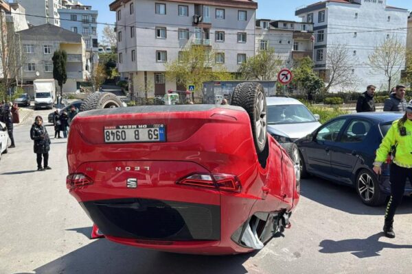 Ümraniye’de otomobil ile motosikletin çarpıştığı kazada 3 kişi yaralandı haberi