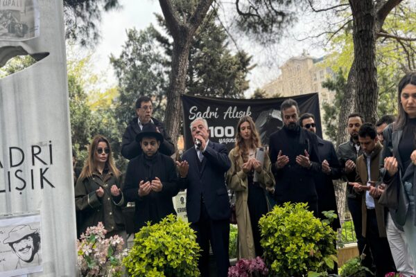 Usta sanatçı Sadri Alışık mezarı başında anıldı haberi