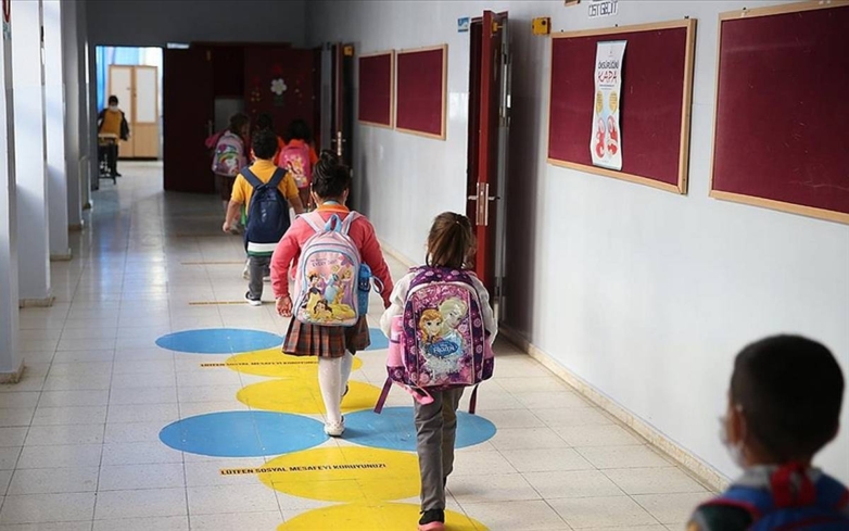 Okullarda yaz tatiline çıkan öğrenciler