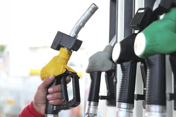 Benzin ve Motorin 50 Lirayı Aştı
