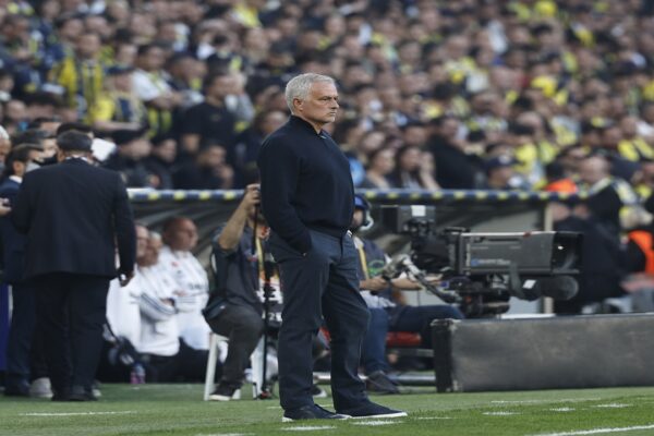Fenerbahçe-Beşiktaş Derbisinde Kriz: Taraftarlar Ali Koç’u İstifaya Çağırdı