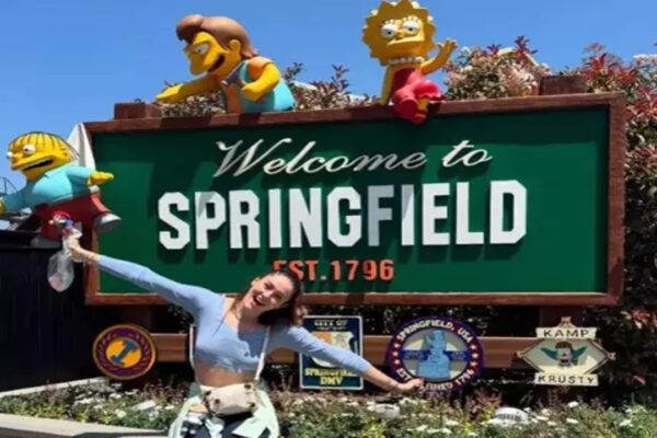 Zehra Güneş ve Melissa Vargas Disneyland’da Tatil Yapıyor