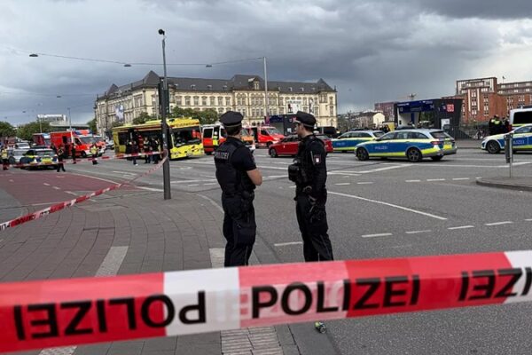Hamburg Merkez Tren İstasyonu’nda Bıçaklı Saldırı: 12 Kişi Yaralandı