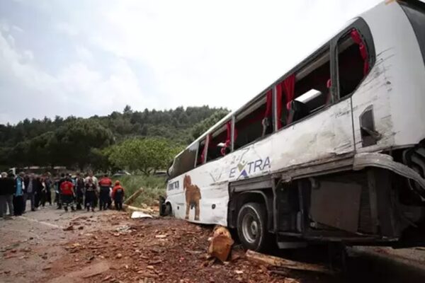 Çanakkale-Ezine Yolunda Zincirleme Kaza: 8 Kişi Hayatını Kaybetti