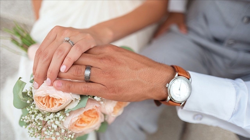 El ele tutuşmuş evlenecek gelin ve damat