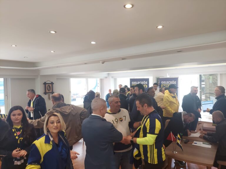 Fenerbahçe İmza Sayısı arttığını gösteren imza atan üyeler