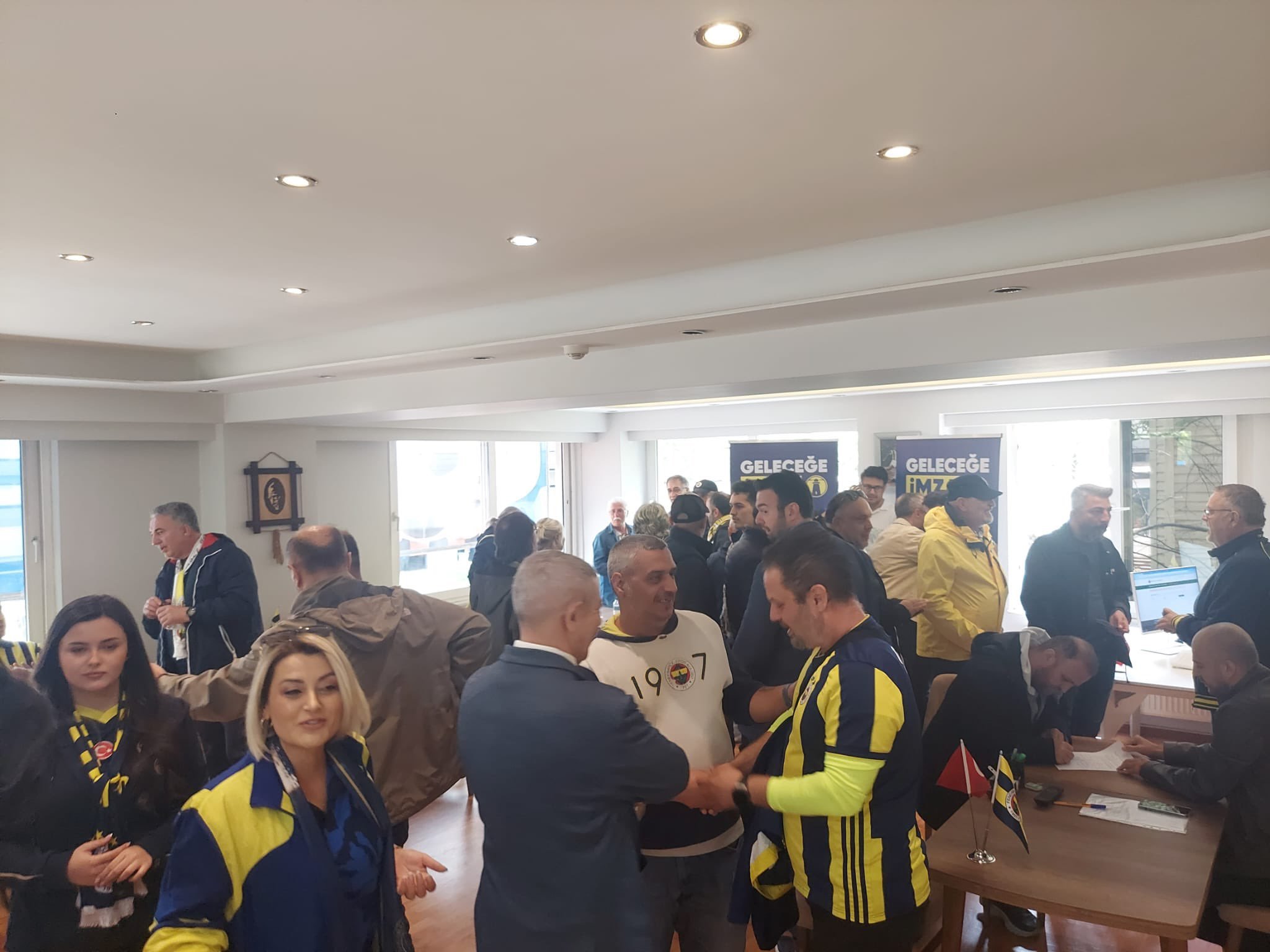 Fenerbahçe İmza Sayısı arttığını gösteren imza atan üyeler