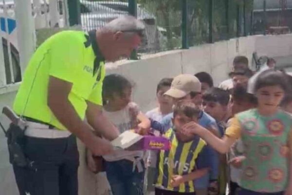 Hatay’da Polis Öğrencilere Çikolata Dağıttı