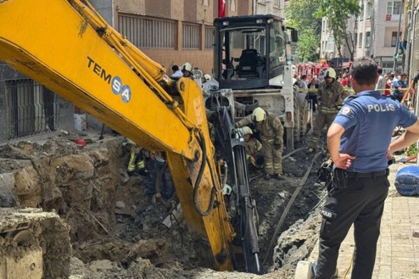 Bayrampaşa’da Kanalizasyon Çalışması Sırasında Yol Çöktü: İşçi Kurtarıldı