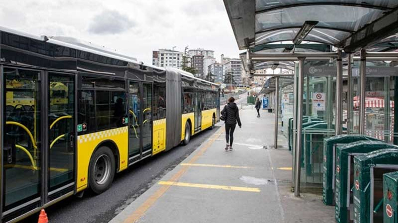 İstanbul'da durağa yanaşan otobüs ve yolcular