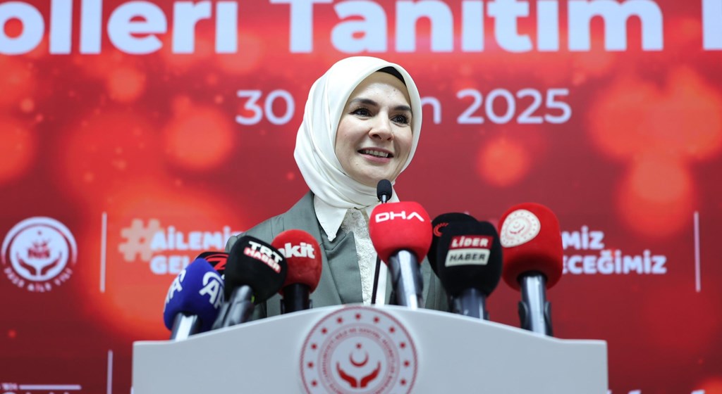 Bakan Mahinur Özdemir Göktaş evlilik indirim kodu açıklamasını yapıyor