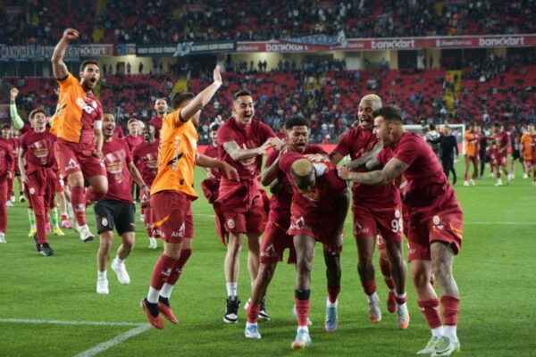 Galatasaray 25. Kez Şampiyon Olarak 5. Yıldızın Sahibi Oldu