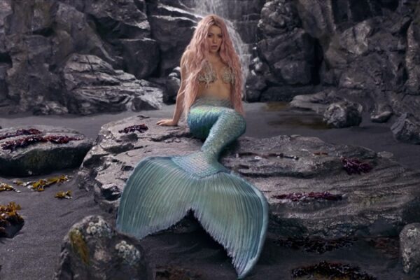Shakira Turnesinde Yer Verdiği “Deniz Kızı Gerçekliği” Sahnesiyle Büyüledi