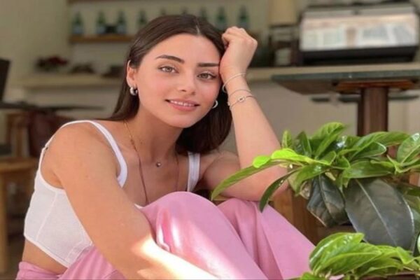 Sıla Türkoğlu Cannes Stiliyle Sosyal Medyada Gündem Oldu